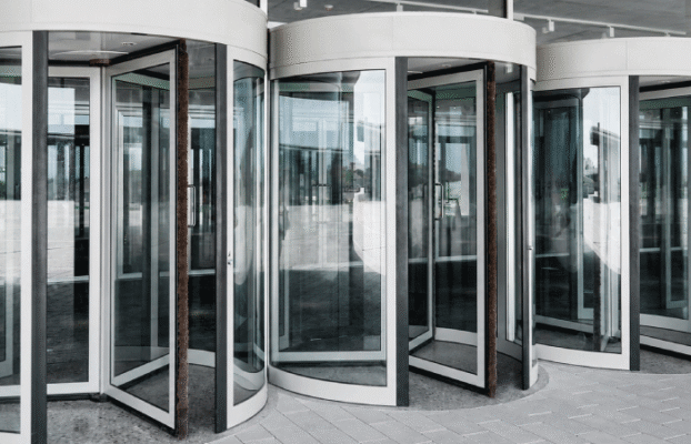 Puertas para comercios y negocios: seguridad, imagen y comodidad en un solo acceso
